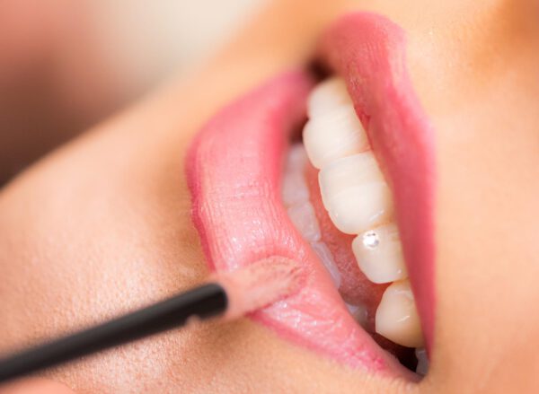 Der Lippenstift und Ihre Zahnfarbe